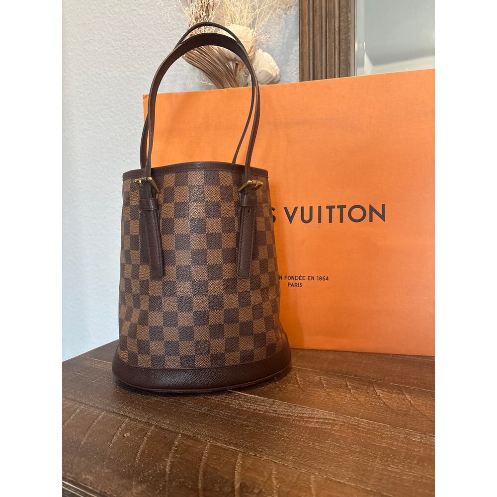 Louis Vuitton Damier Ebene bucket bag